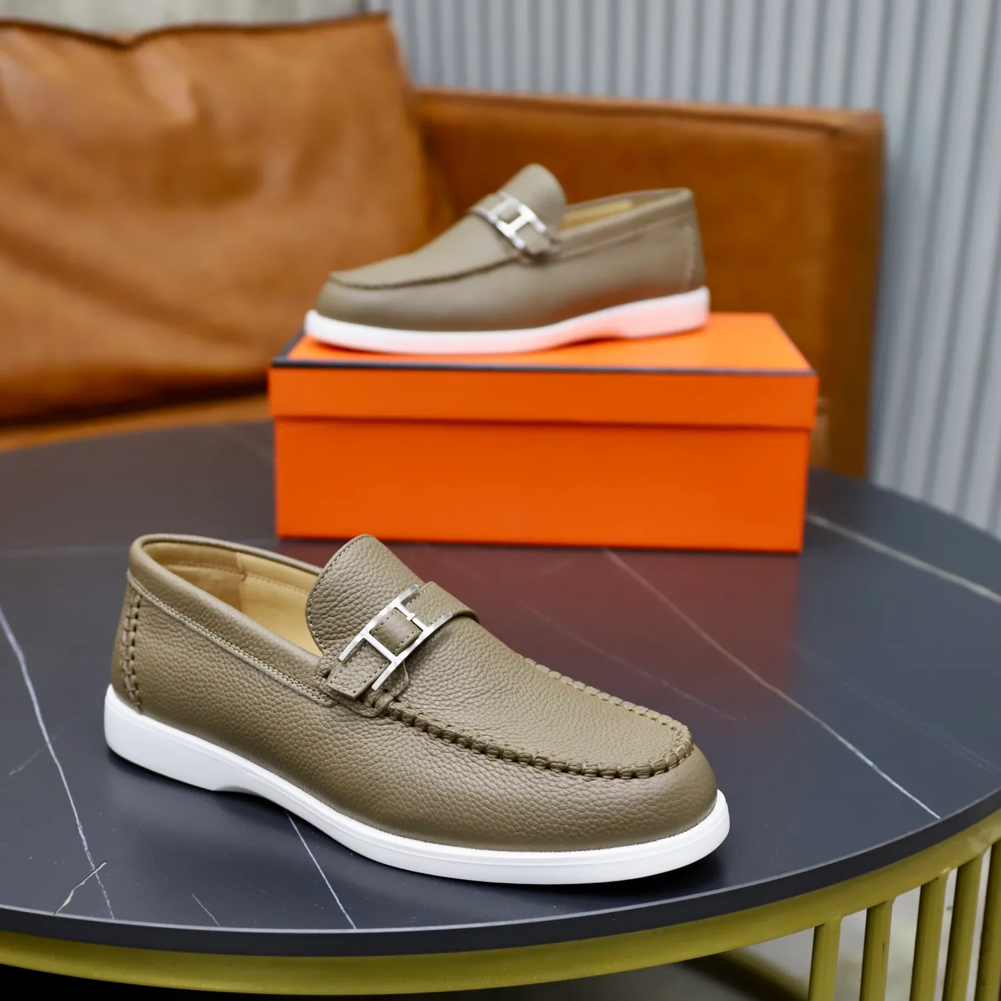 Ex-factory price: 560💰Hermès/Hermès slip-on men's shoes. This shoe is made of imported pebbled cowhide. It has simple and smooth lines and is combined with aerodynamically designed 3CM rubber foam ultra-light soles! Youthful and fashionable, classic H-shaped hardware buckle decoration, calf lining gently wraps the feet, with logo cowhide feet, casual and urban style, highlighting youthful vitality, sports and leisure version, super versatile, code number: 38-39-40-41-42-43-44 standard leather shoe size (45 can be customized but does not support returns)